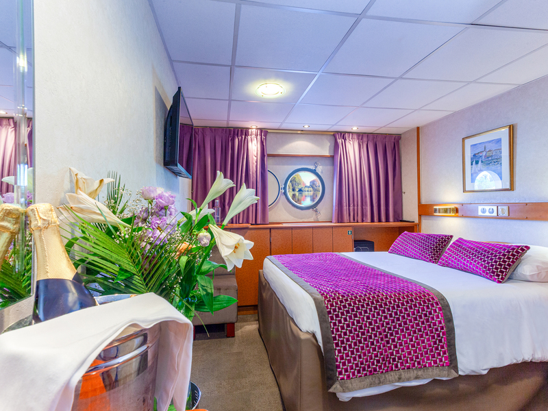 Main Deck 2 Adjustable Twin Beds Cat B